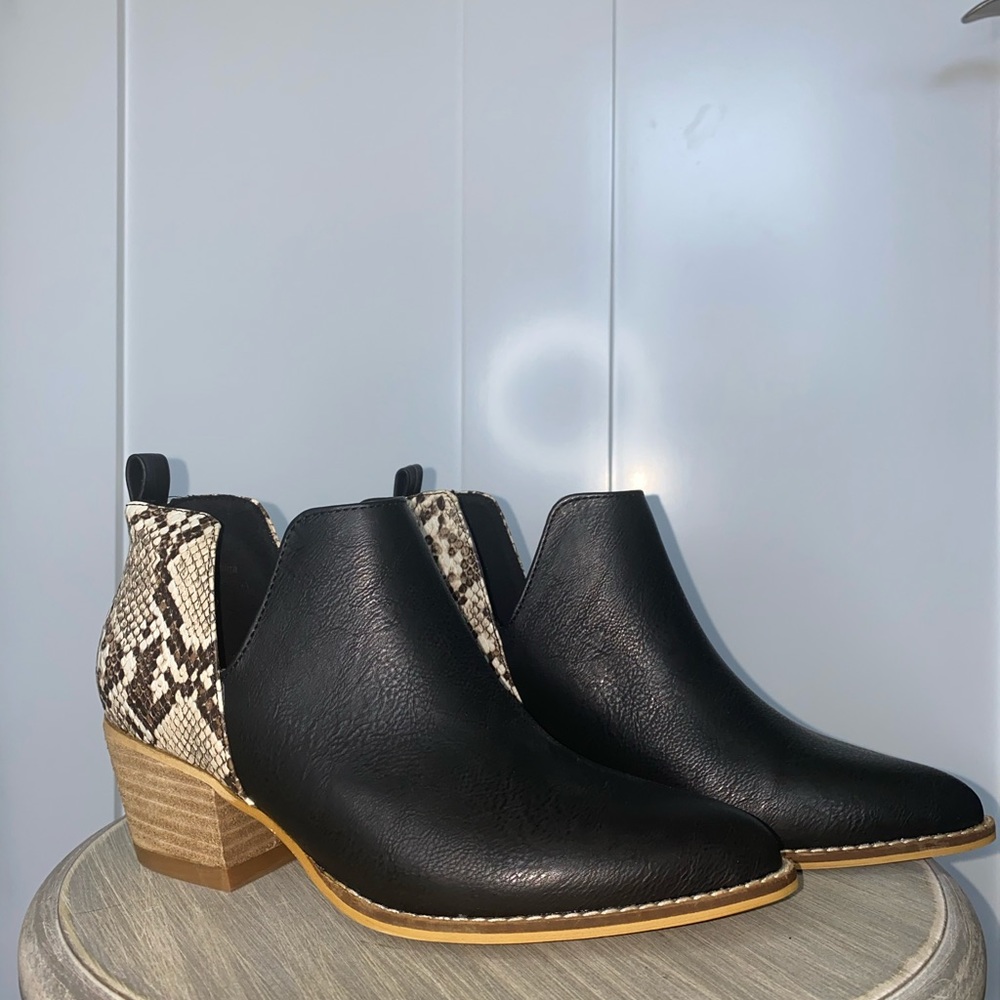 Short Black leather and snake print booties